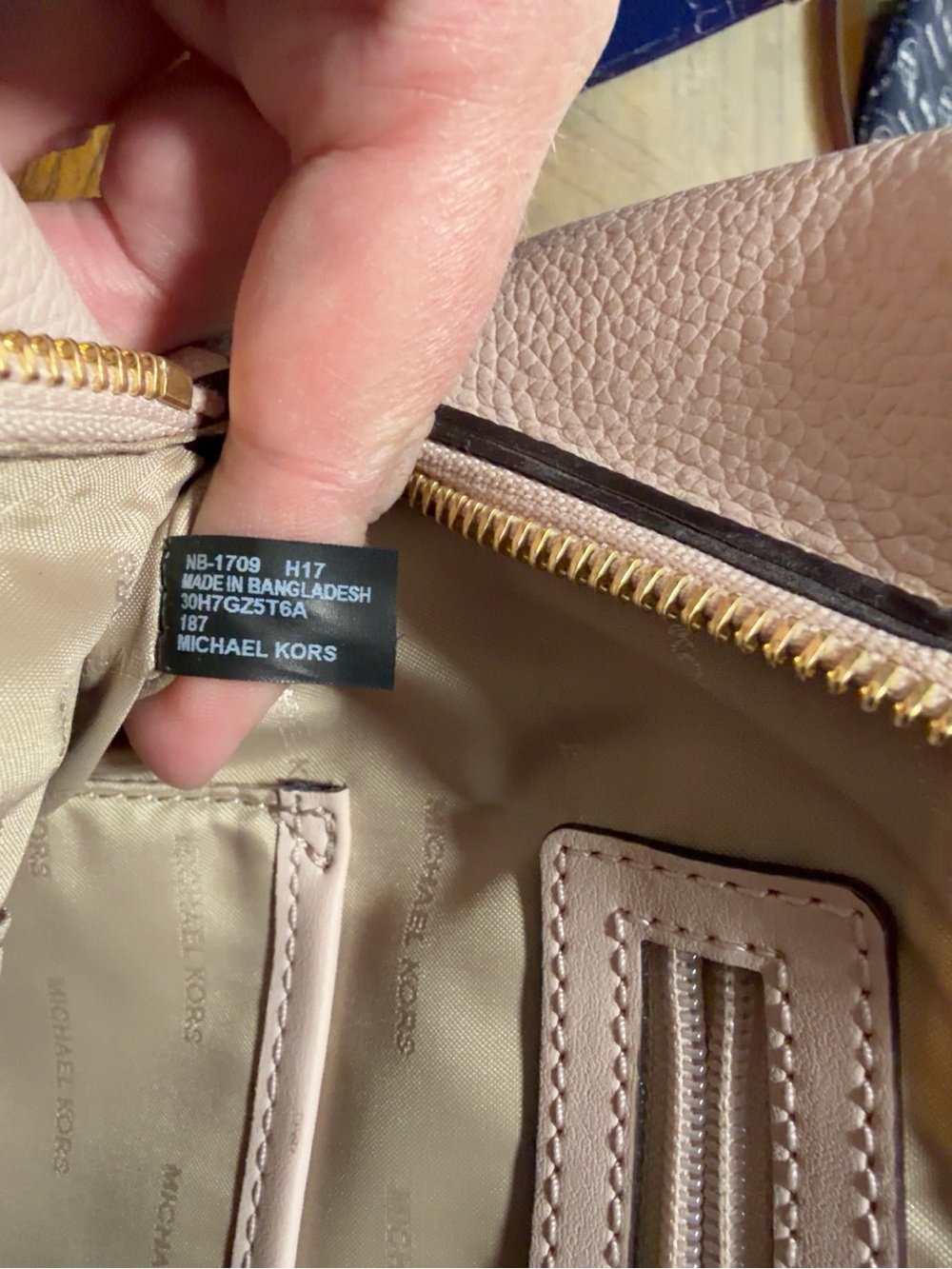 Authentic Michael Kors Mercer Gallery Medium Center Zip Tote in beautiful blush - Picture 10 of 11